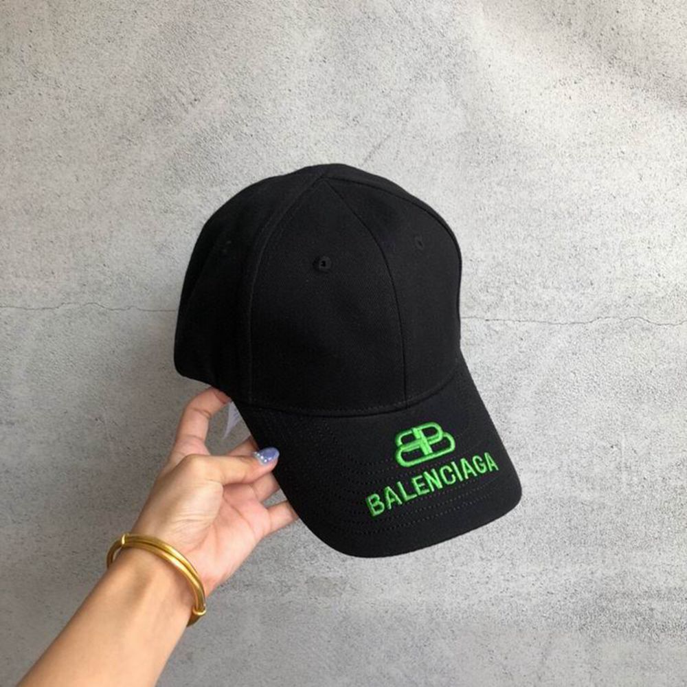 Ba*len*cia*ga hat